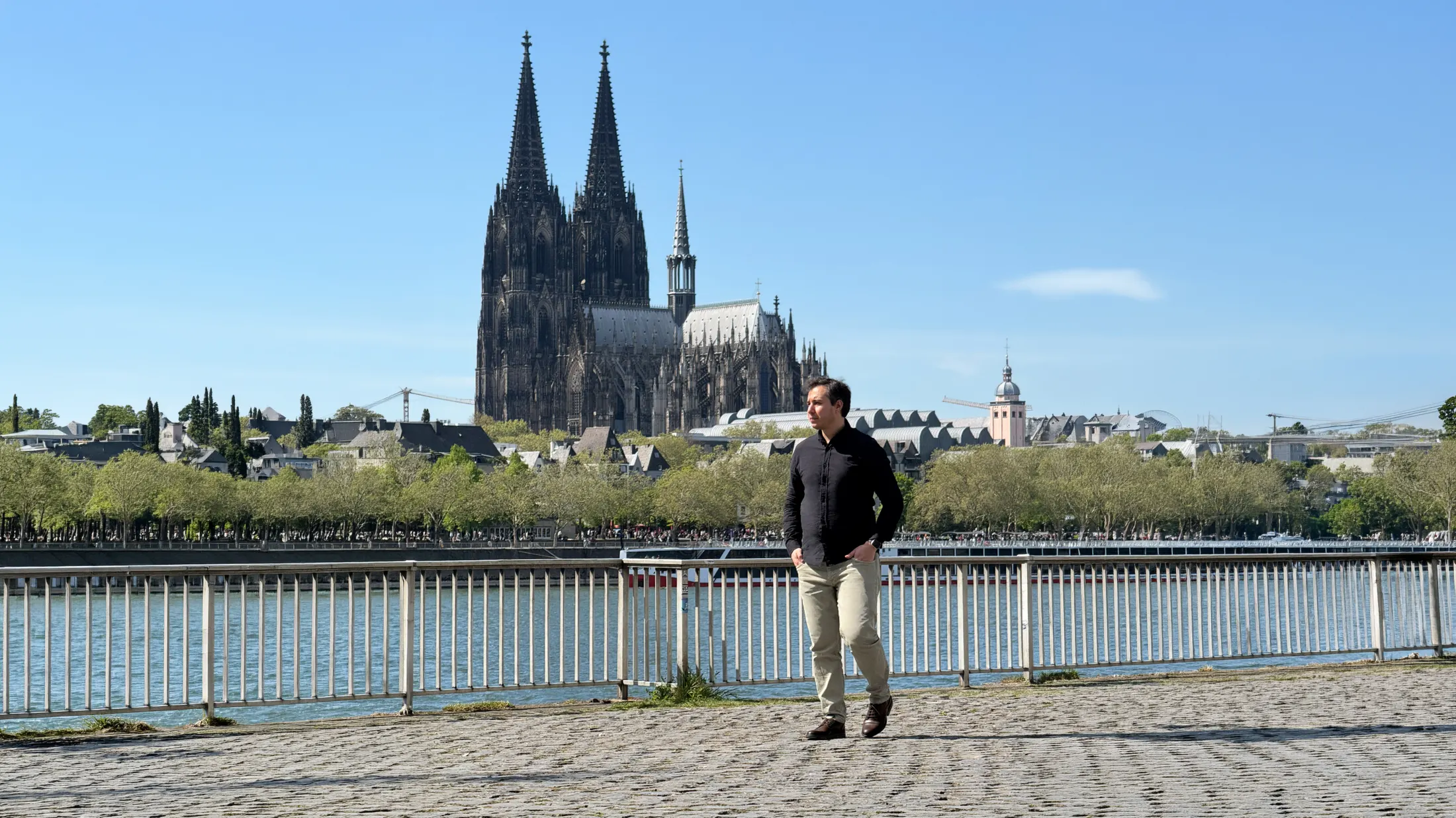 Ferdi, Köln Katedrali önünde